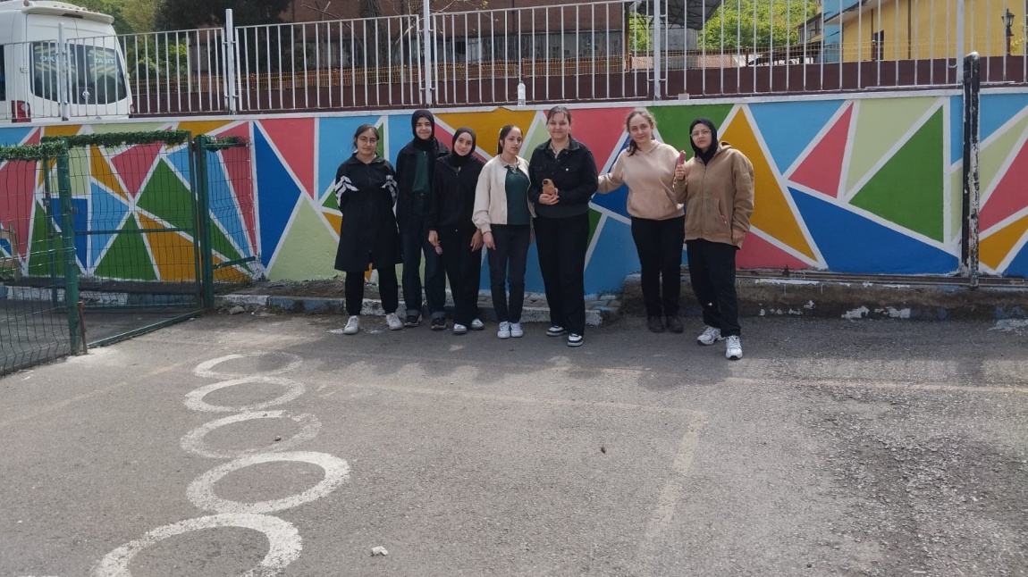Okul Bahçemizin Duvarları Rengarenk